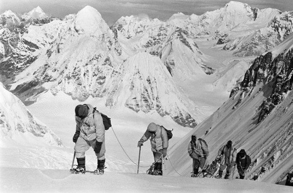 △1960年5月，中國登山隊隊員在海拔7150米的冰雪坡上行進。