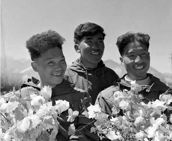 △1960年5月25日凌晨4點20分，中國登山隊隊員成功登上珠穆朗瑪峰。（右起）王富洲、貢布（藏族）和屈銀華。