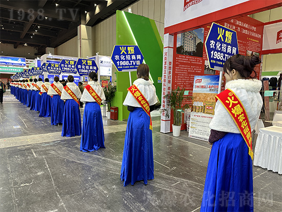 火爆網(wǎng)美女禮儀宣傳隊(duì)亮相2024中原農(nóng)資雙交會(huì)！